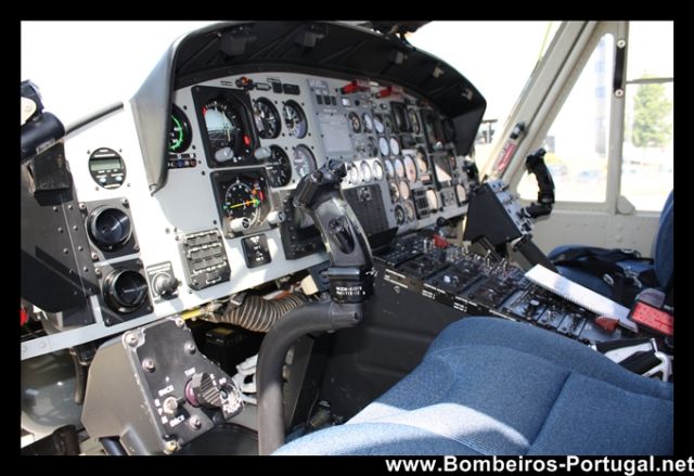 COCKPIT-HELI INEM-02-PORTO