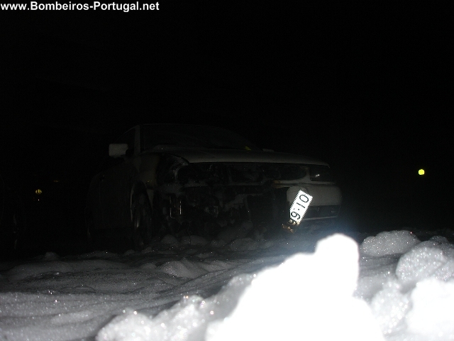 carro que se incendiou na Mealhada ao pé do Arquivo municipal no dia 12 dez de 2006 - 4